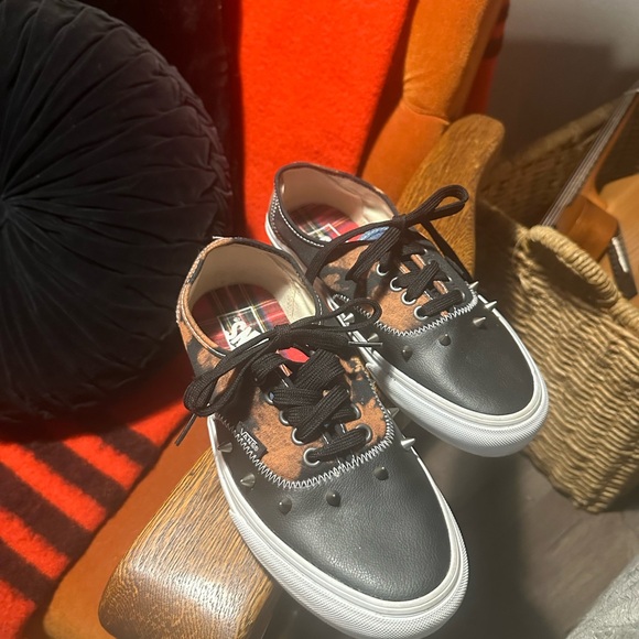 unisex VANs size 6 1/2 mens or 8 womens , black, leopard, plaid , & spiked - Picture 4 of 8